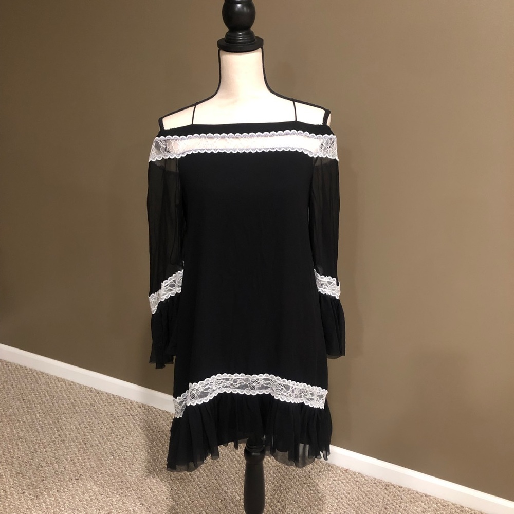 alice+olivia Black w/ ivory lace trim, cold shoulder baby doll dress. Size 2.